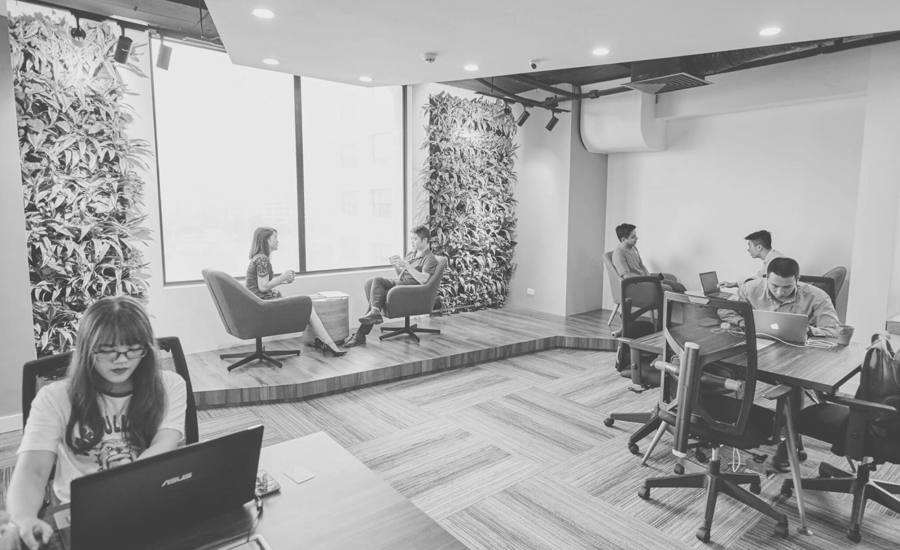 Детальна робота з вирівнюванням асани під керівництвом інструктора