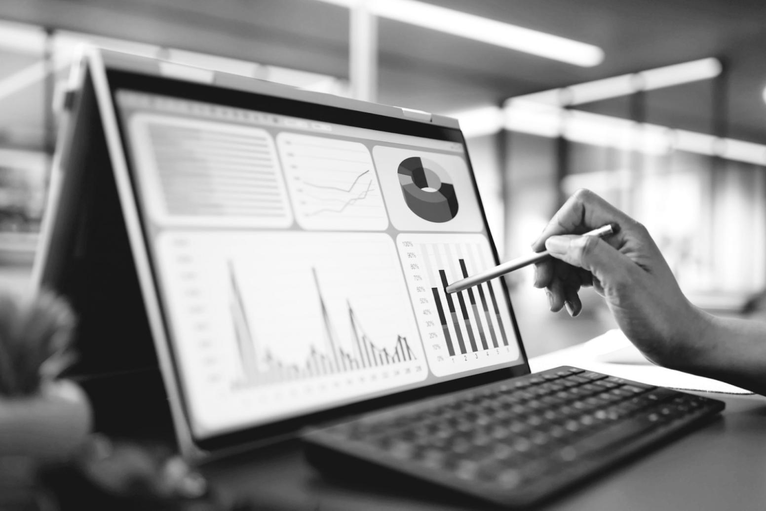 Інтер'єр студії йоги Pathexlex Hub з природним освітленням і затишною атмосферою