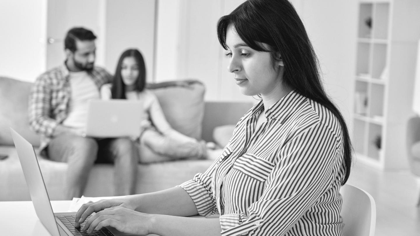 Світла студія йоги з природним освітленням